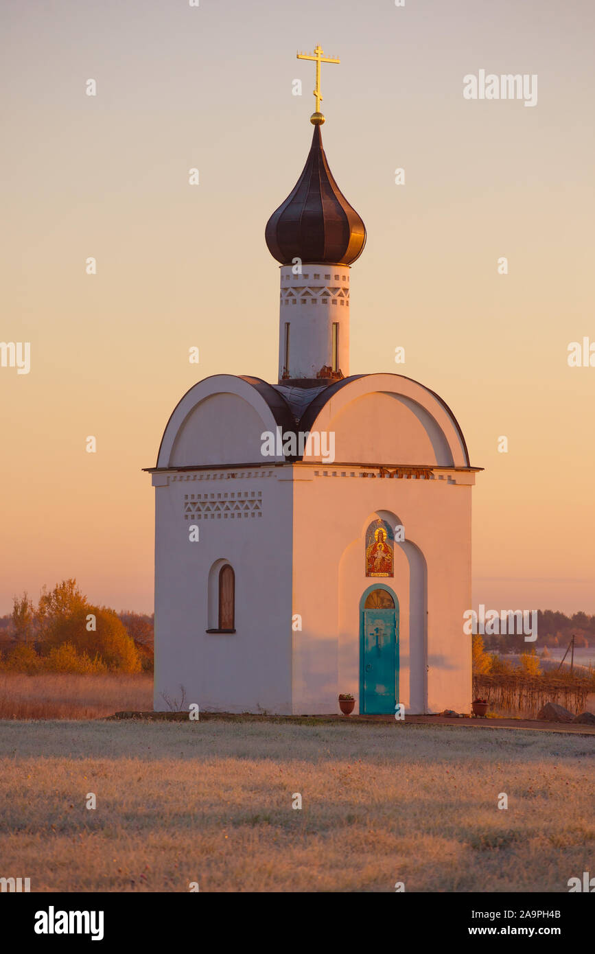 Capilla de la Soberana del icono de la Madre de Dios de cerca en octubre del amanecer. Los alrededores de Izborsk. Región de Pskov, Rusia Foto de stock