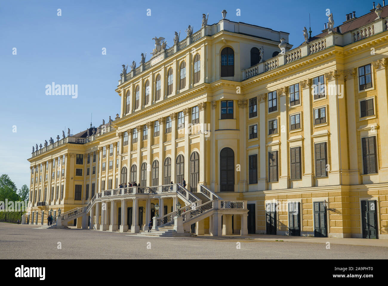 Viena, Austria - El 28 de abril de 2018: Palacio Schenbrunn cerca en un soleado día de abril Foto de stock