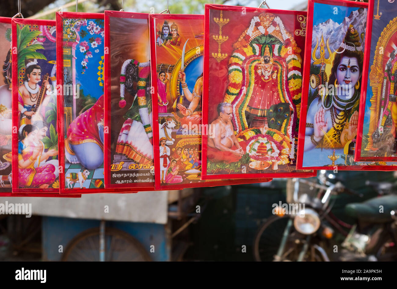 Close-up de imágenes de dioses Hindúes colgando en el mercado dominical de Tiruchirappalli, Tamil Nadu, India Foto de stock