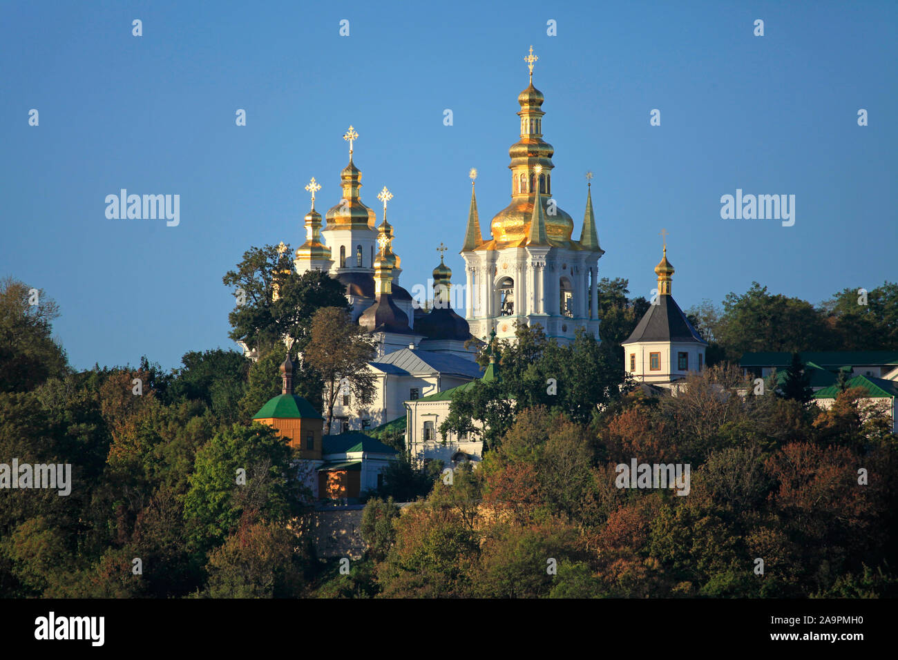 Distinguido Centro Espiritual de Ucrania. Y el campanario de la iglesia de la Natividad de la Virgen (monasterio de Pechersk Lavra) Foto de stock