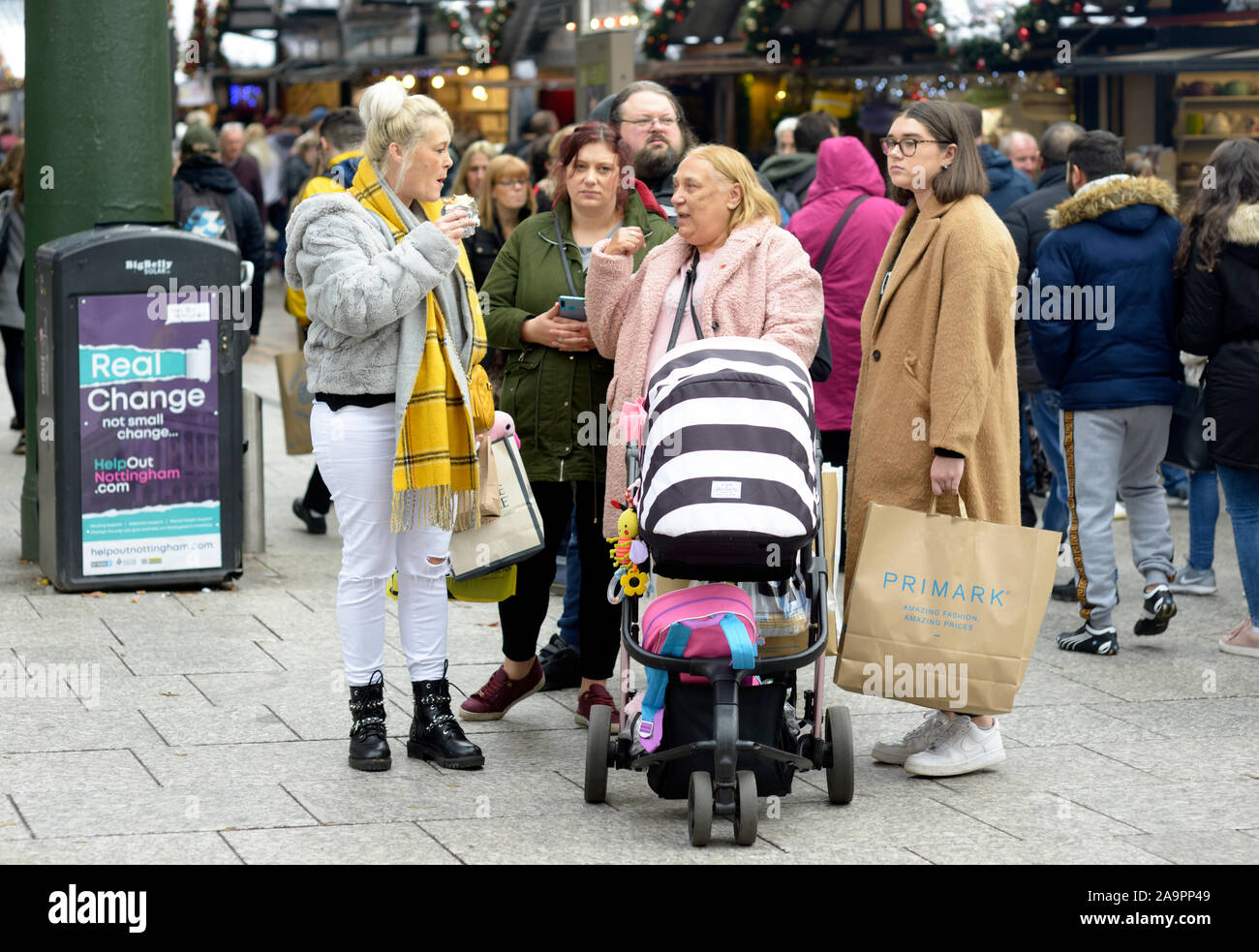 Familia grande, yendo de compras, en Nottingham Foto de stock