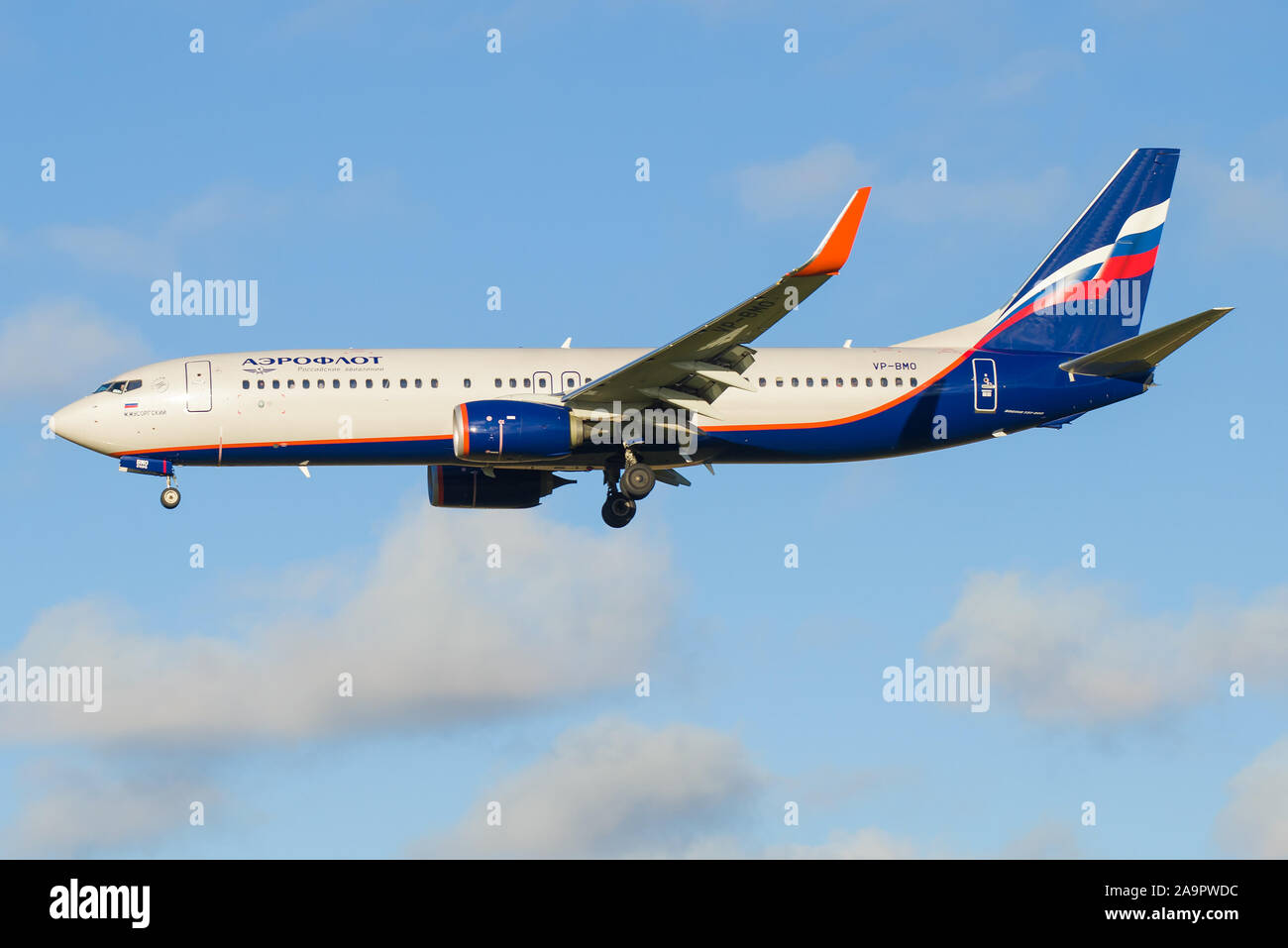 ST. Petersburgo, Rusia - Octubre 25, 2018: Avión Boeing 737-800 'M. Mussorgsky' (VP-BMO) de la aerolínea "Aeroflot" en la senda de planeo. Vista de perfil Foto de stock