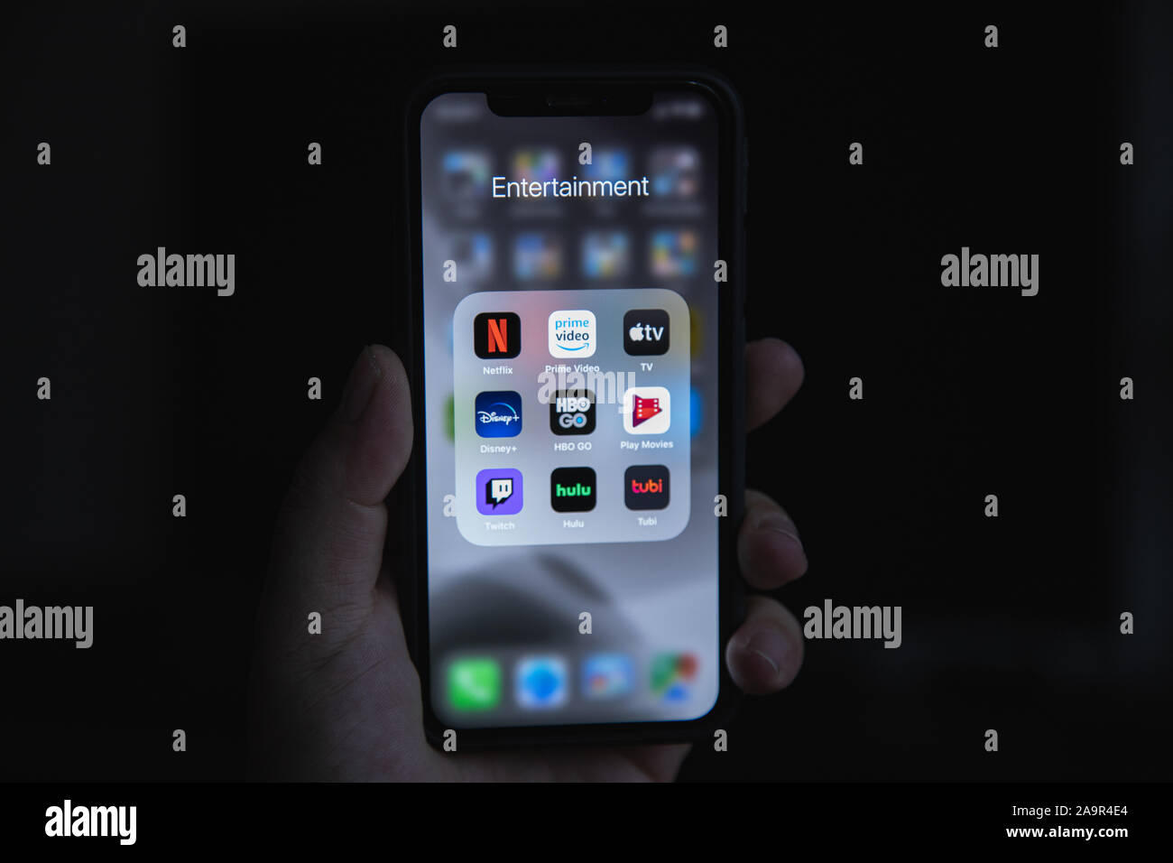 Apple Smartphone XS en la mano con el grupo de aplicaciones de streaming  como Netflix, HBO, Disney, Apple TV Plus Fotografía de stock - Alamy