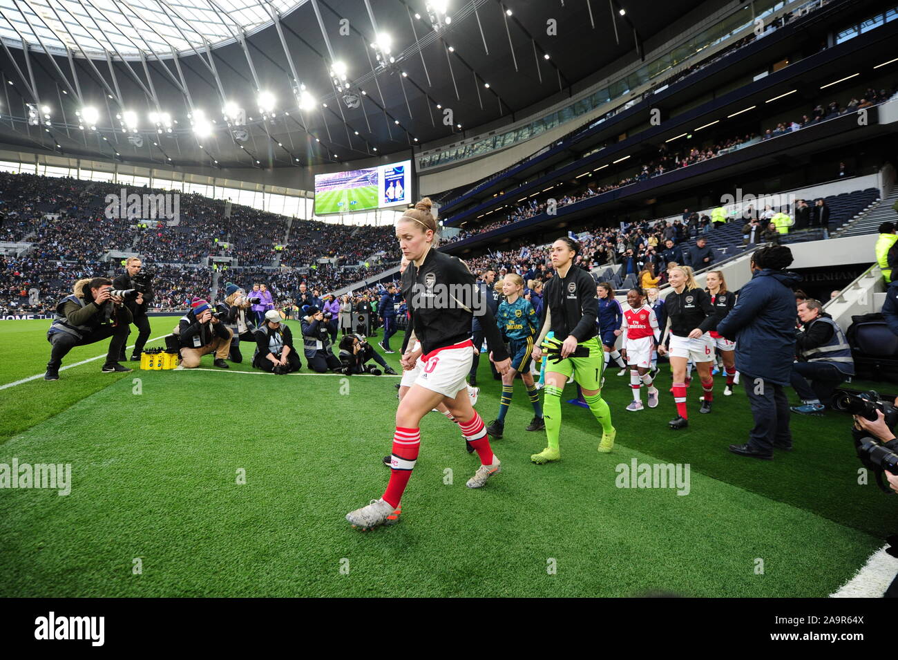 Arsenal caminar durante el FA Super Liga de Mujeres coinciden en el Tottenham Hotspur Stadium de Londres. Foto de stock