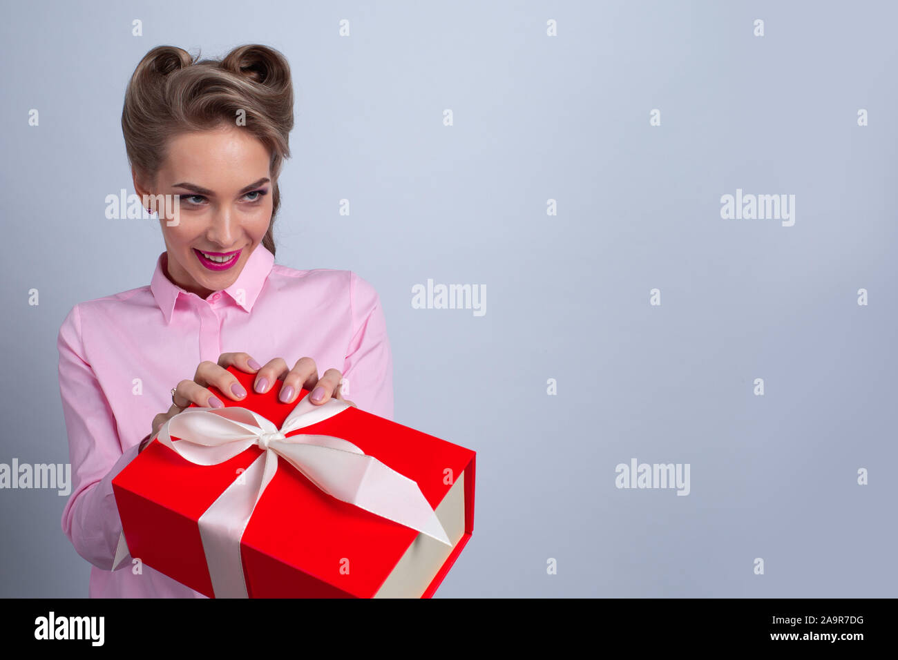 Mujer alegre y divertida teniendo en caja de regalo roja - Navidad, Año  Nuevo, cumpleaños, San Valentín, Día de San Valentín Fotografía de stock -  Alamy