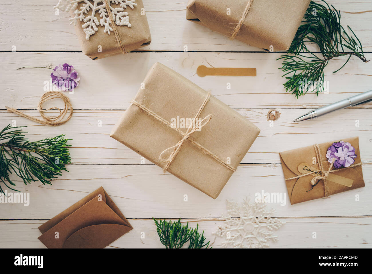 Vista superior de la caja para regalo y tarjeta de navidad en la mesa de madera con decoración de Navidad. Foto de stock