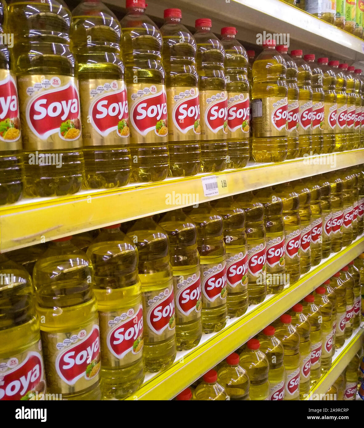 São Paulo, SP Brasil / 16 de noviembre de 2019: la Soja aceite de cocina en  los estantes de los supermercados con etiquetas de precios Fotografía de  stock - Alamy