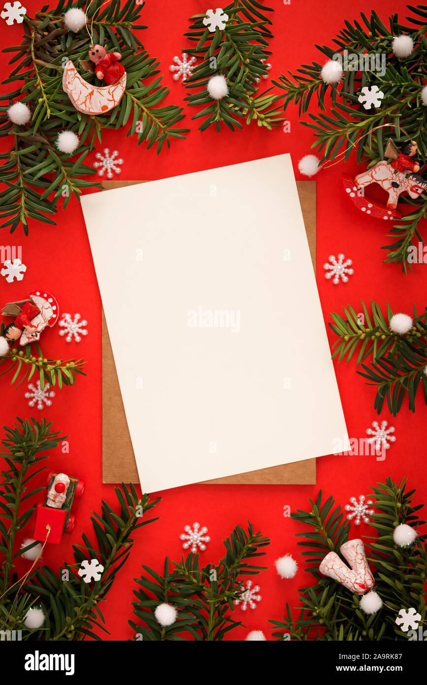 Papel en blanco para escribir una carta a Santa Claus o felicitaciones  Feliz Navidad Fotografía de stock - Alamy