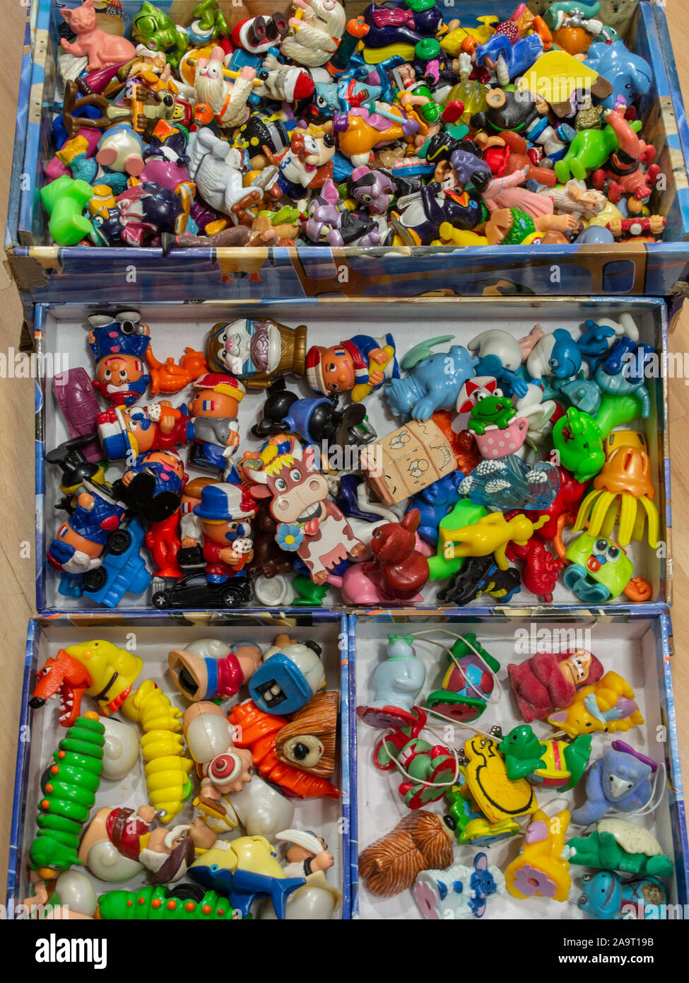 Colección de Juguetes antiguos de huevo Kinder Fotografía de stock - Alamy