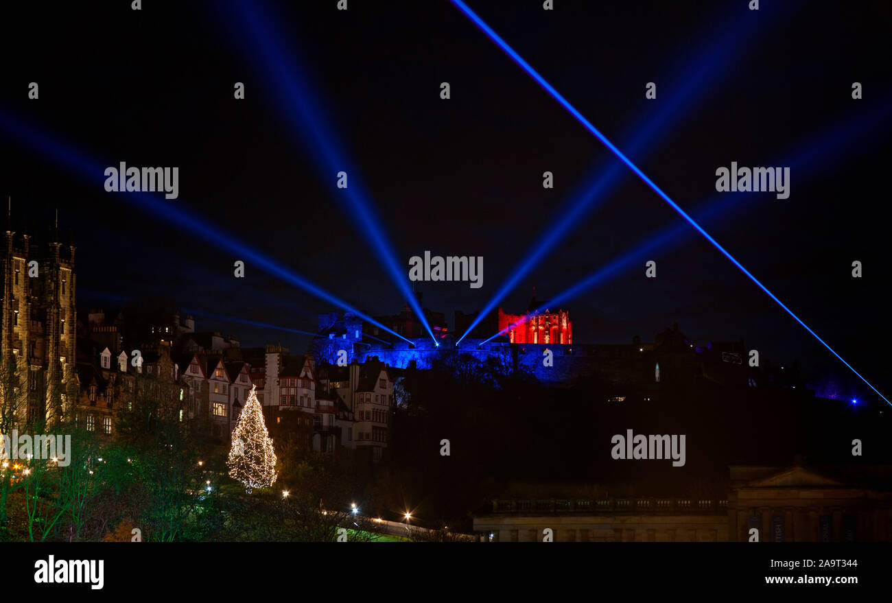 Edimburgo, Escocia, Reino Unido. El 17 de noviembre de 2019. Un ajetreado primer día completo en los jardines de Princes Street Mercado de Navidad terminando con luz de noche donde el interruptor de las luces de árbol de Navidad en la parte superior del montículo. Foto de stock