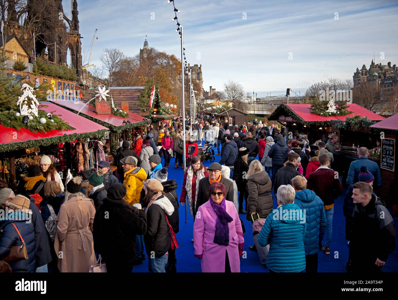 Edimburgo, Escocia, Reino Unido. El 17 de noviembre de 2019. Un ajetreado primer día completo en los jardines de Princes Street Mercado de Navidad, cuando el sol brilló durante todo el día, animando a las multitudes. Foto de stock