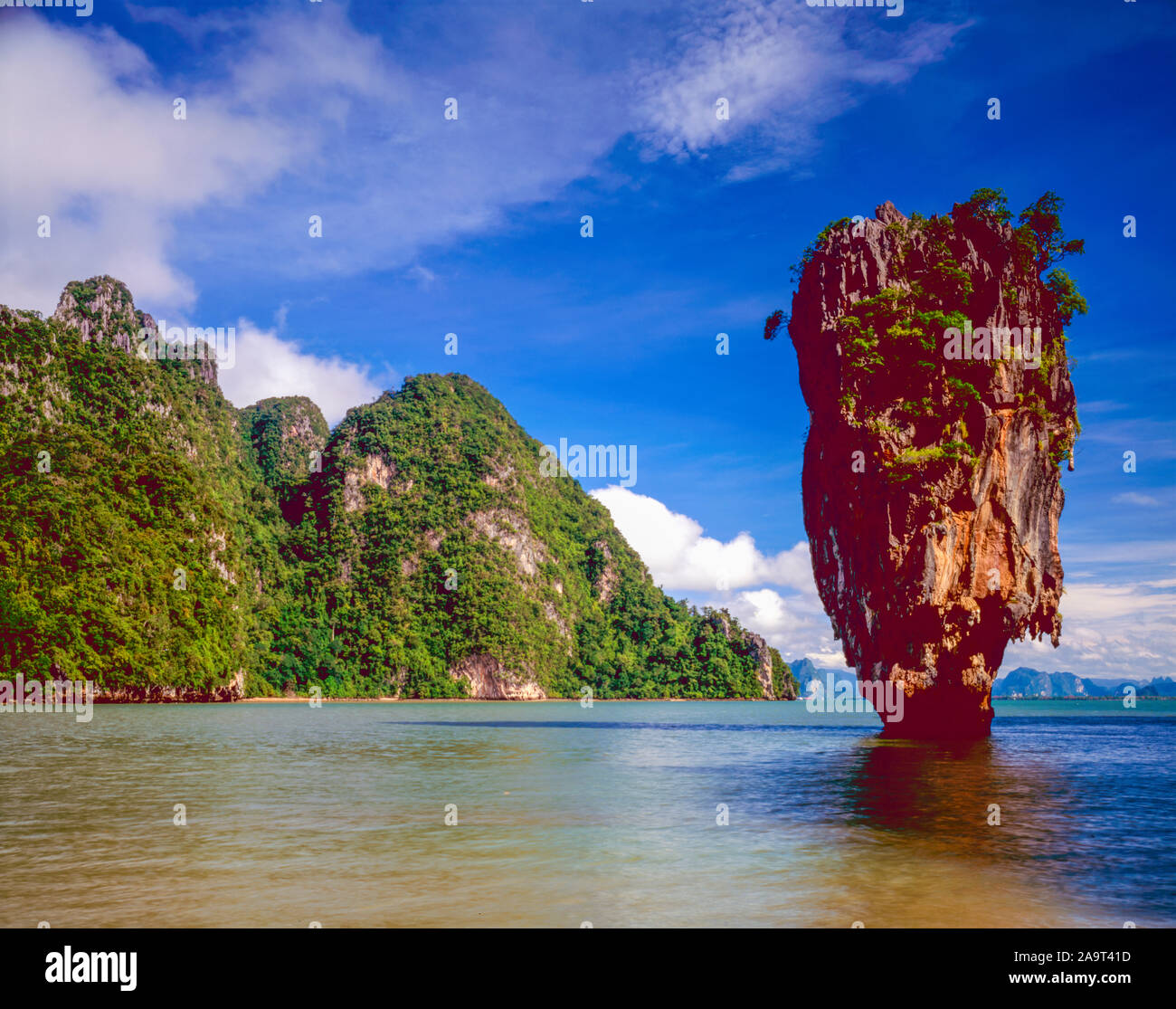 Seastack en la isla de James Bond, el Parque Nacional de la Bahía Phang Nga, Tailandia, el Océano Índico, el paisaje cárstico en Mar Andman Foto de stock