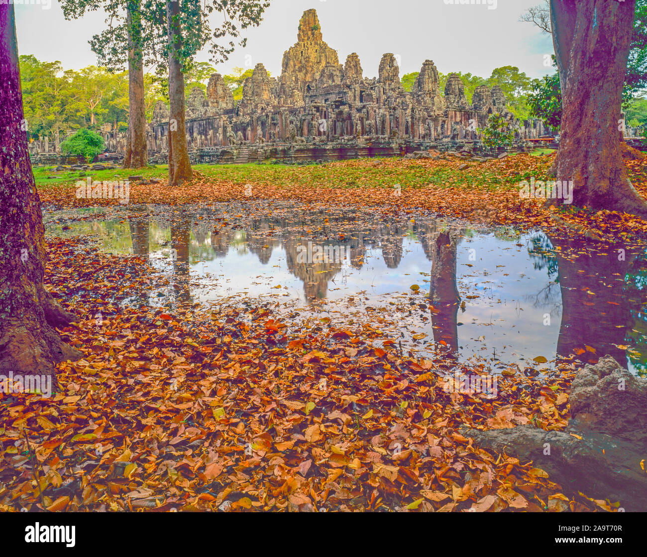 Templo Bayon reflexiones, el parque arqueológico de Angkor Watt, Camboya, la ciudad de Angkor Thom construido 100-1200 AD la cultura Khmer ruinas en la selva del sudeste asiático Foto de stock