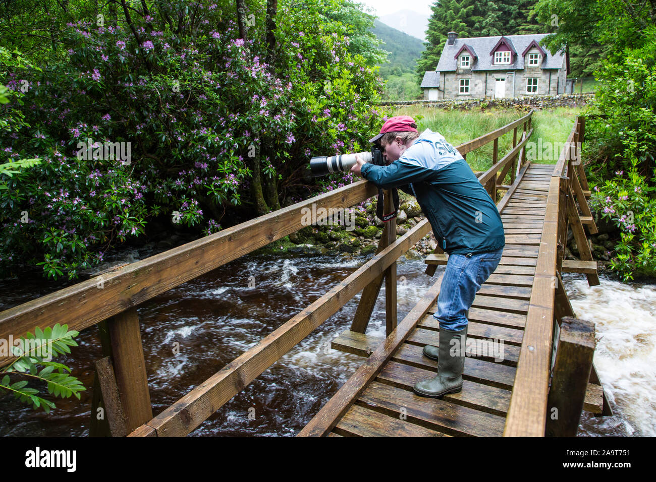 Oliver Hellowell fotógrafo con síndrome de Down en Glen Etive, Scotland, Reino Unido Foto de stock