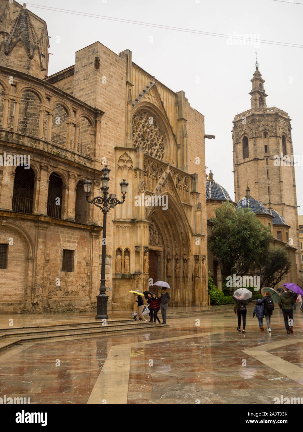 Catedral de Valencia, Puerta de los Apóstoles y el campanario de Micalet Fotografía de stock Alamy Catedral de Valencia, Puerta de los Apóstoles y el campanario de Micalet Fotografía de stock Alamy