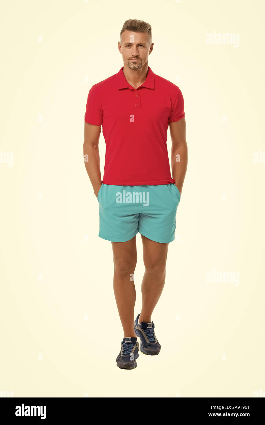 Estilo deportivo. Ropa y ropa de moda. El hombre tranquilo cara posando con confianza el fondo blanco. El se ve guapo en camiseta y pantalones cortos. Guy sport. de moda.