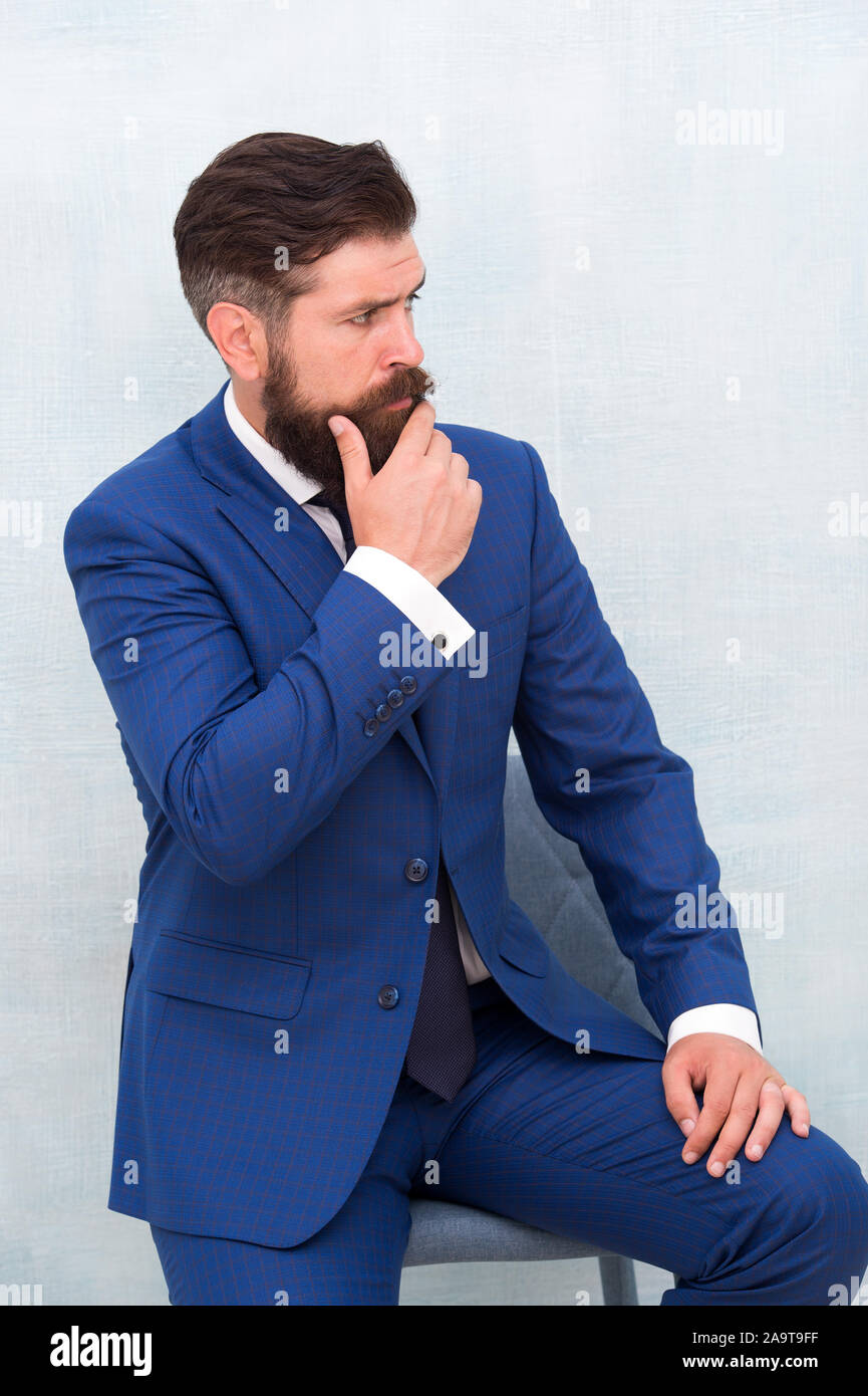 Tendencia moderna. Seguros. Traje a medida. Tienda de moda. Concepto de ropa  de hombre. Moda elegante traje. Caballero de estilo moderno. Guy bien  arreglados guapo barbudo hipster vestir smoking. Ropa de moda