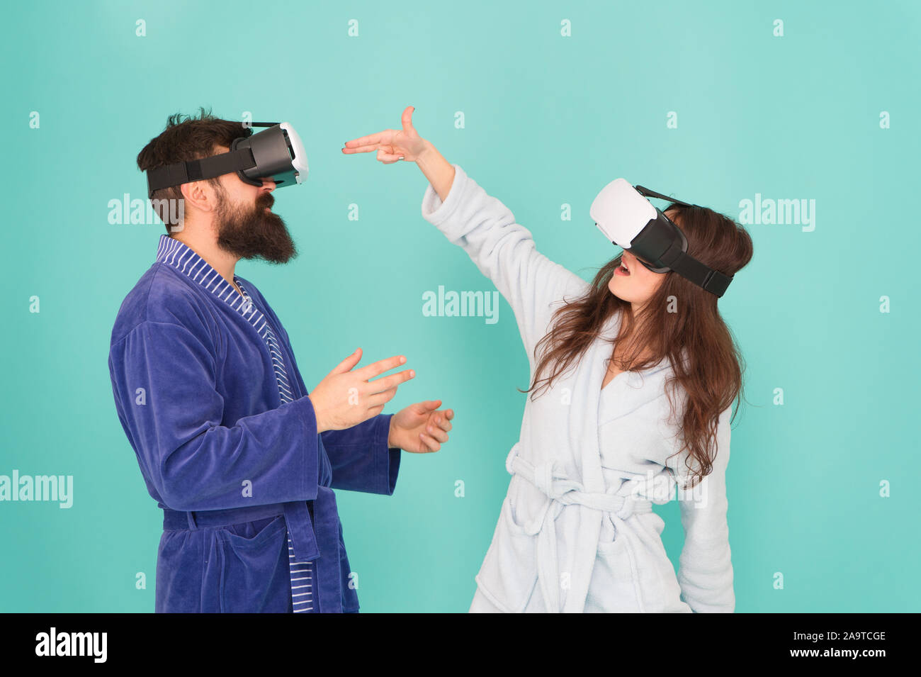 Disfruta de una nueva experiencia. La familia par llevar gafas vr. chica y man hipster relajarse. La mañana empieza con la tecnología del futuro. digital pareja. La innovación en las relaciones familiares. Crear una realidad. Es tan real. Foto de stock