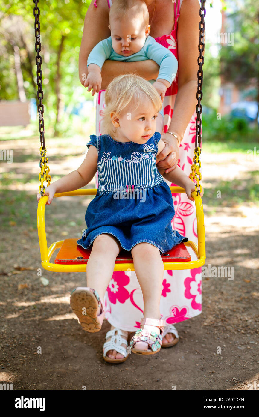 Retrato de bebé de 1-2 años. niña feliz niño caucásico jugando