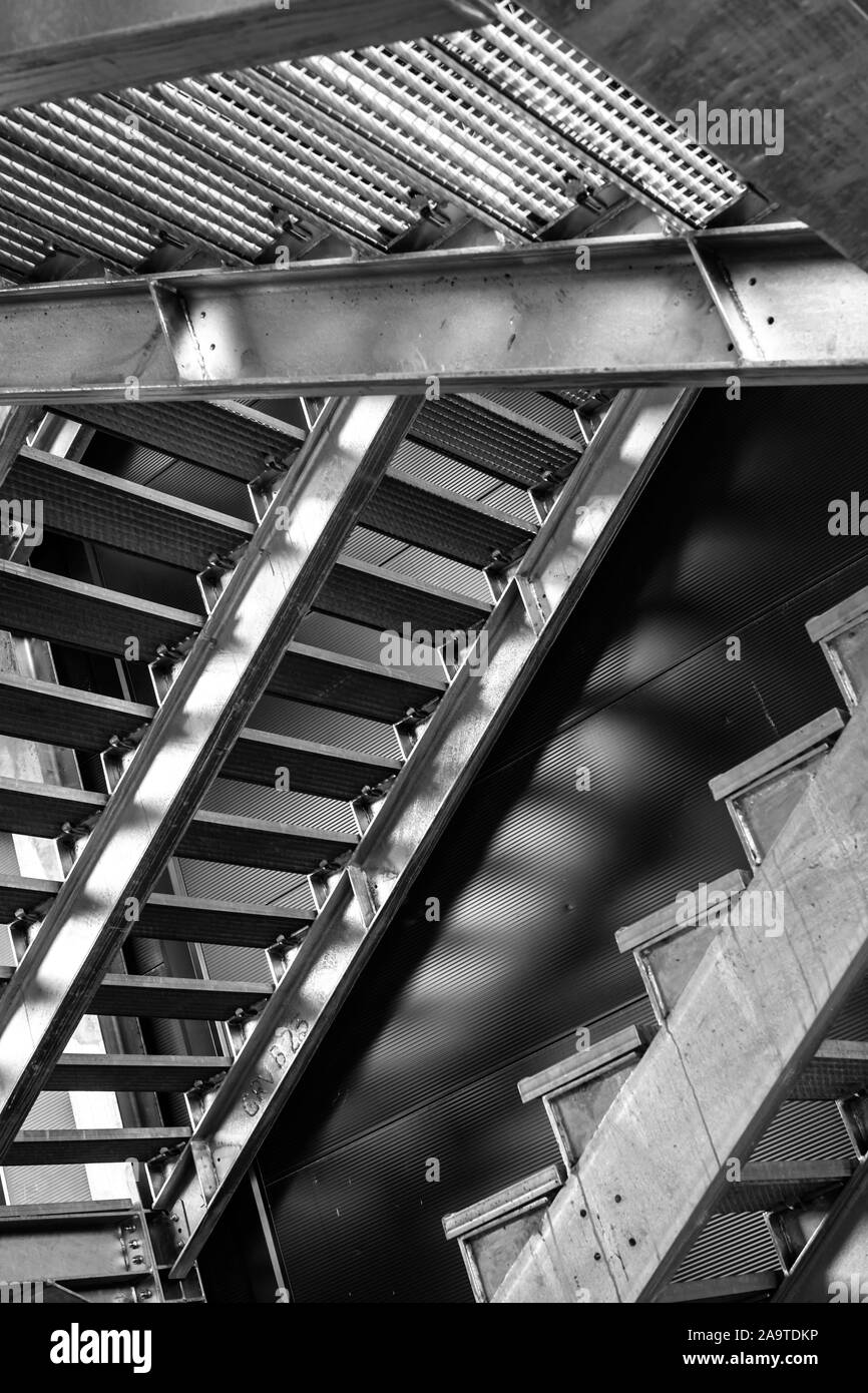 Salida de emergencia exterior escaleras metálicas Fotografía de stock -  Alamy