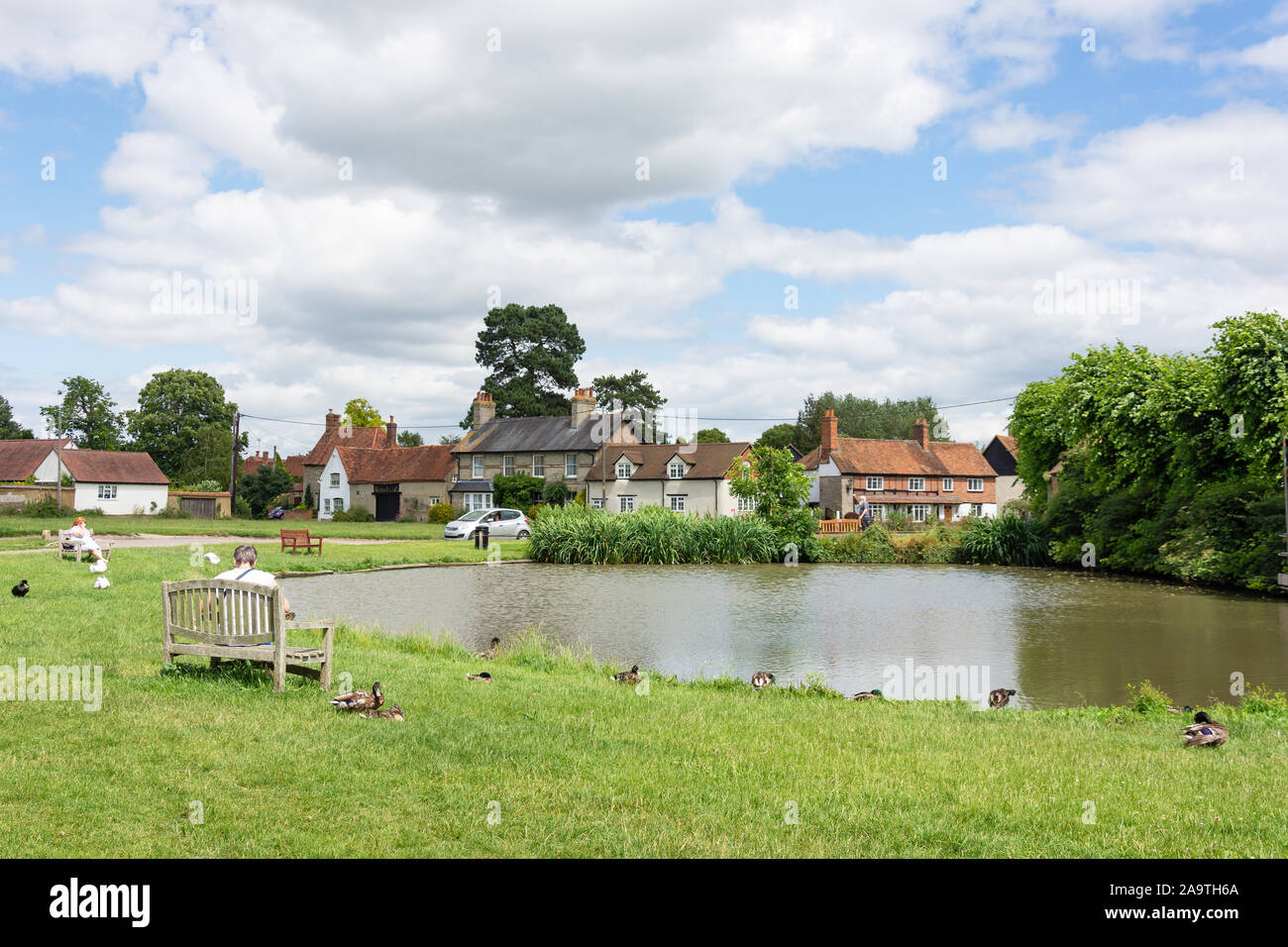 Duck Pond, Iglesia Fin, Haddenham, Buckinghamshire, Inglaterra, Reino Unido Foto de stock