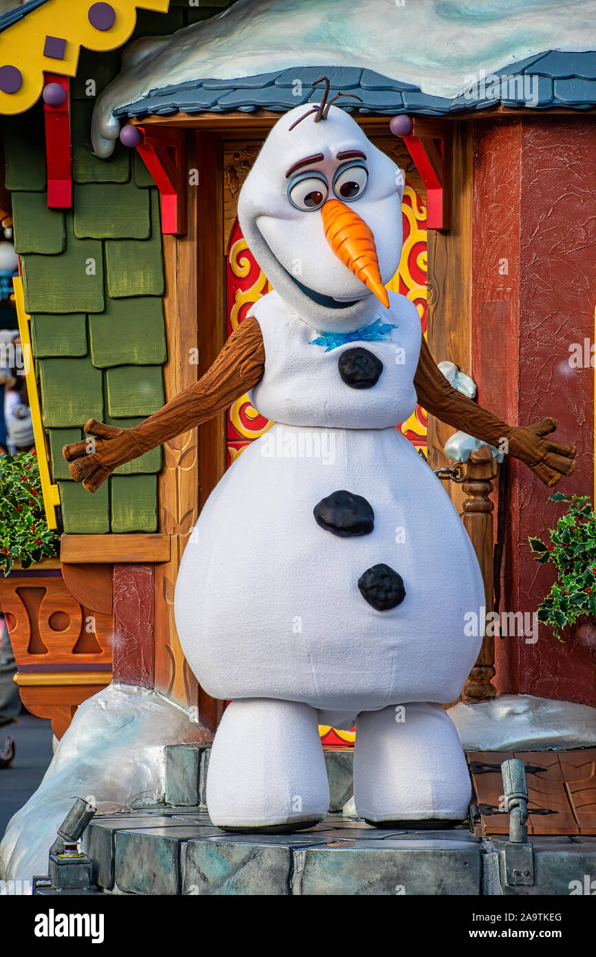 Olaf muñeco de nieve en el Desfile de Navidad en Magic Kingdom Fotografía  de stock - Alamy