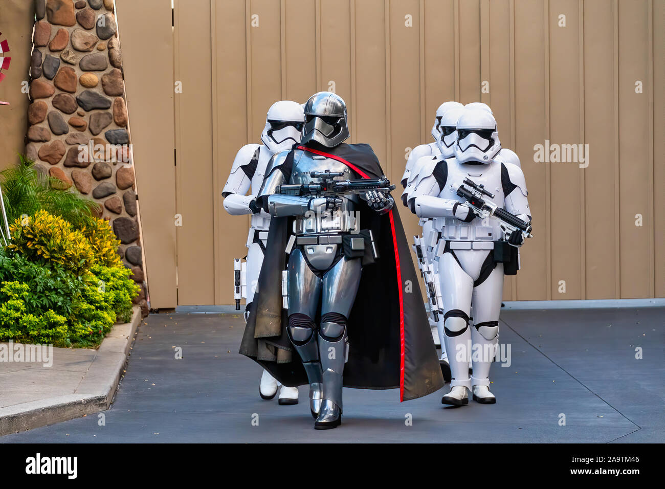 Captain phasma fotografías e imágenes de alta resolución - Alamy