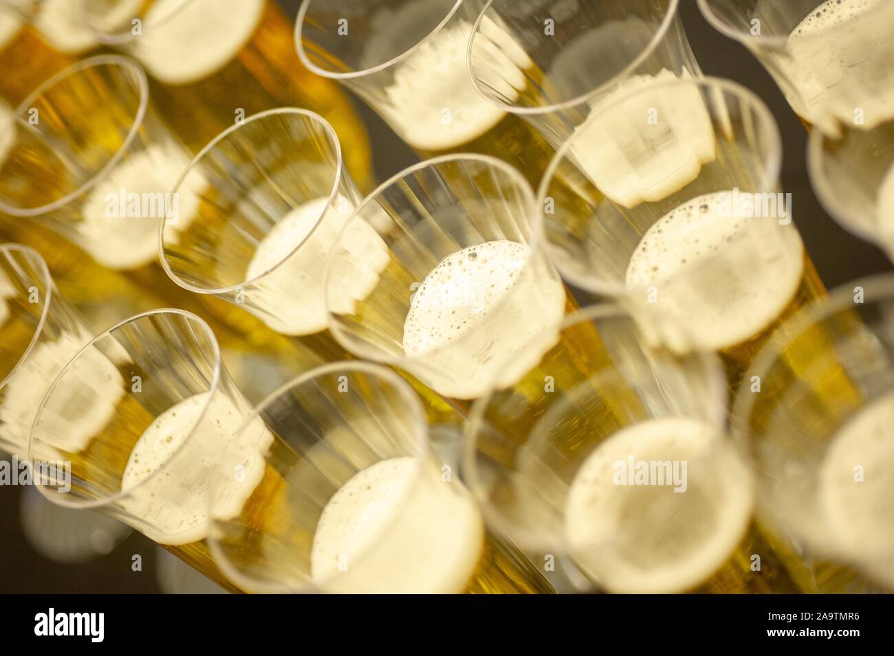 Disparo de alto ángulo de champán acanalados vasos llenos de líquido durante el primer Banquete First-Year anual, anteriormente la Mesa alta evento, en la Universidad Johns Hopkins, Baltimore, Maryland, 2 de marzo de 2010. Desde el Homewood Fotografías. () Foto de stock