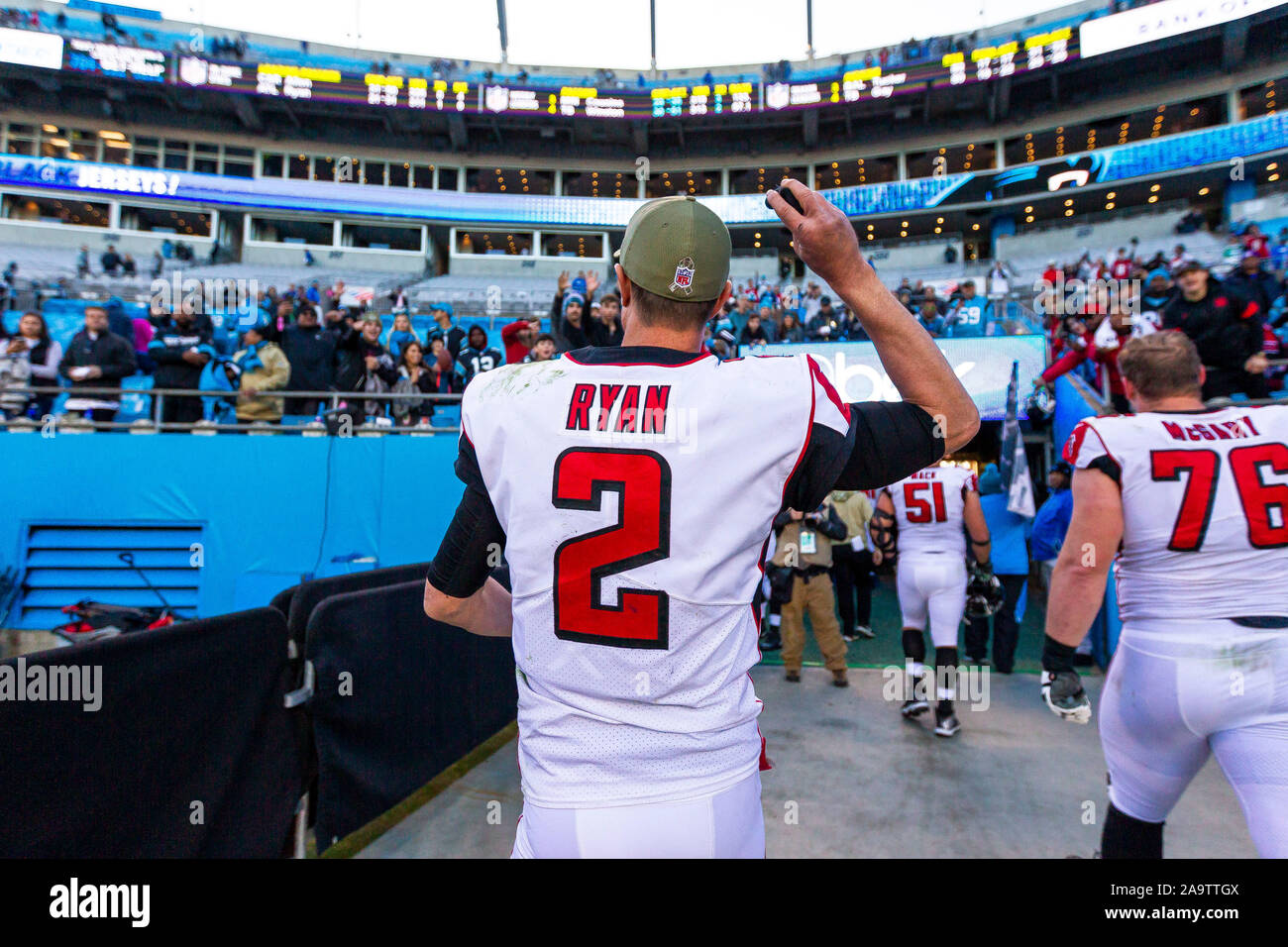 Charlotte, NC, EE.UU.. 17 Nov, 2019. Atlanta Falcons el mariscal de campo  Matt Ryan (2) lanza su muñequeras para aficionados como Él corre tras  vencer a los Carolina Panthers de la NFL