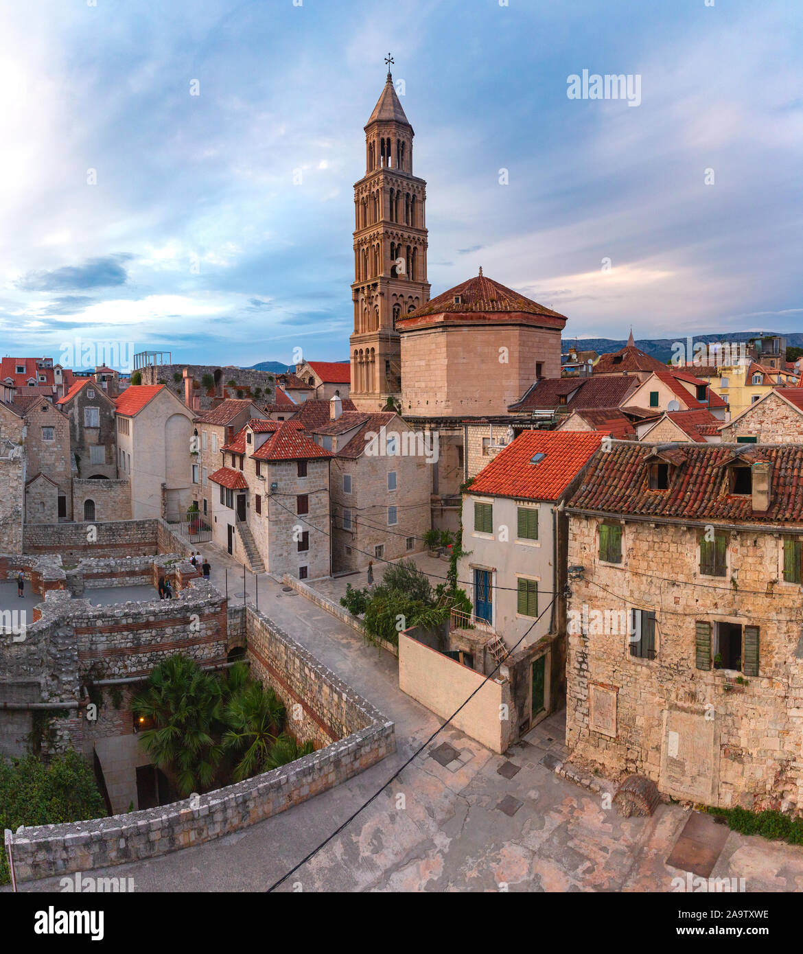 Vista aérea de la catedral de san Domnio, en el Palacio de Diocleciano en la parte vieja de la ciudad de Split, la segunda ciudad más grande de Croacia en la mañana Foto de stock