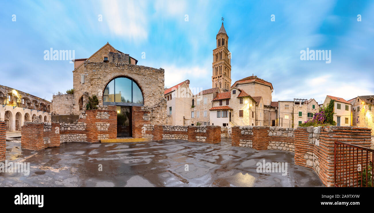 Vista panorámica de la catedral de san Domnio, en el Palacio de Diocleciano en la parte vieja de la ciudad de Split, la segunda ciudad más grande de Croacia en la mañana Foto de stock