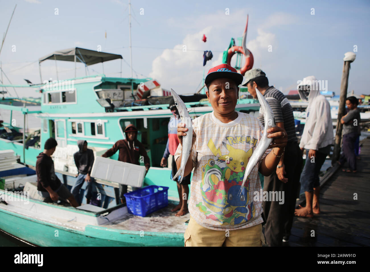 Una mujer comprar pescado desde el pescador Foto de stock