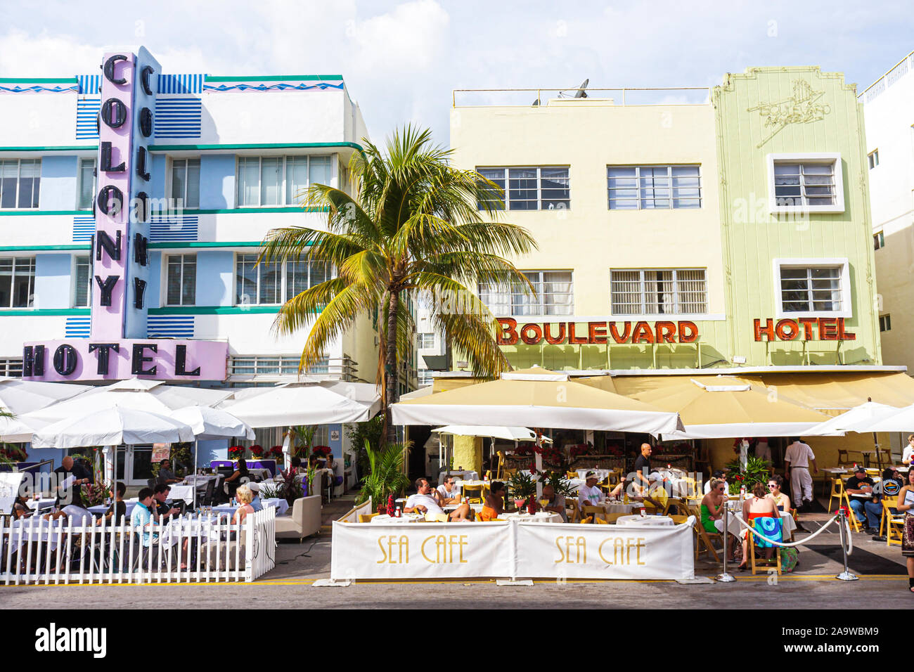 Miami Beach Florida, Ocean Drive, Día de Año Nuevo, al aire libre acera fuera de las mesas, comedor, restaurante restaurantes comida comedor cafetería cafés, hotel, FL10012301 Foto de stock
