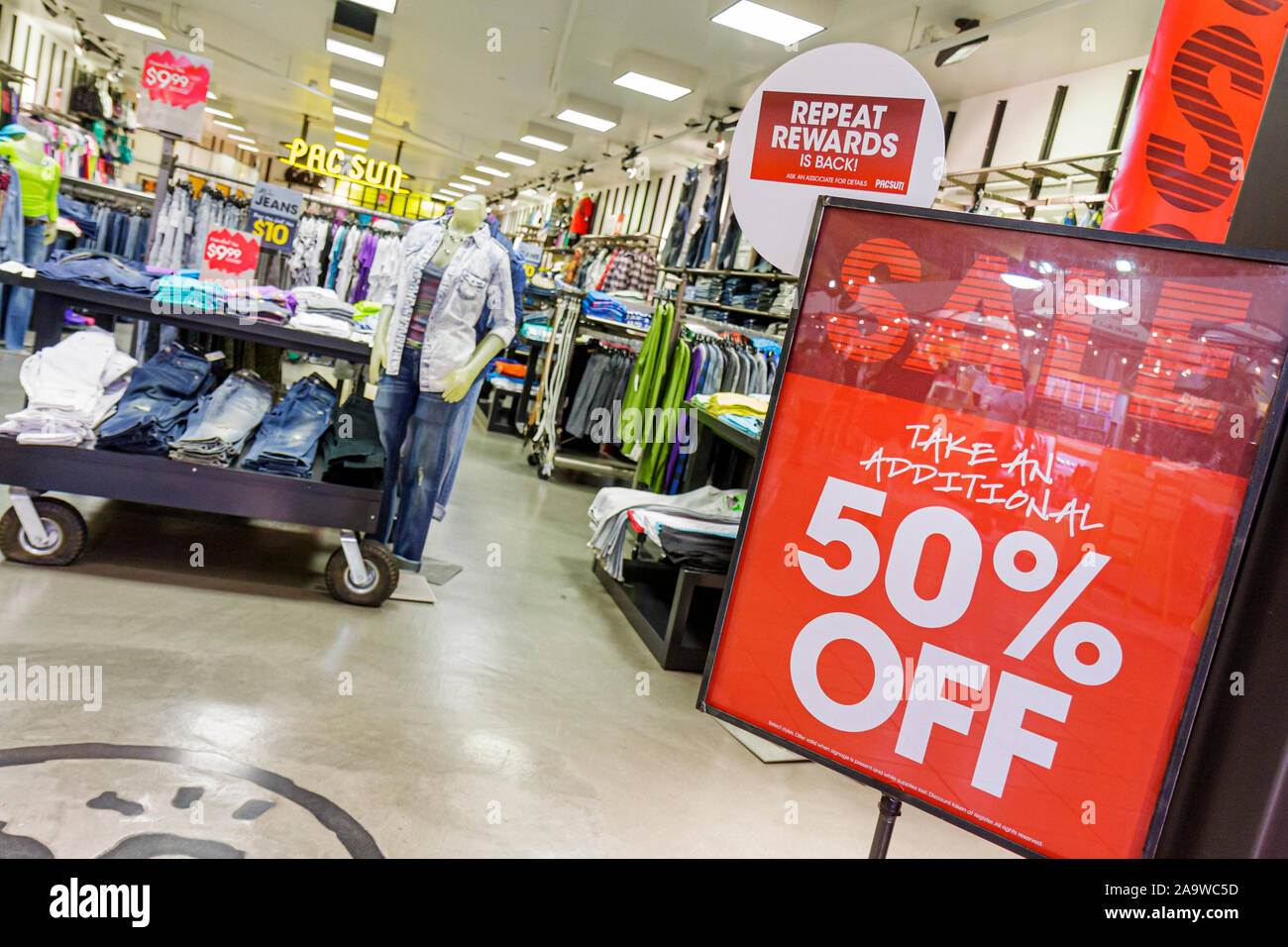 Miami Florida,Hialeah,Westland mall,ropa para mujer,moda,moda,lujo,moda,productos  al por menor,venta de vitrales,mercancía,embalaje,marcas Fotografía de  stock - Alamy