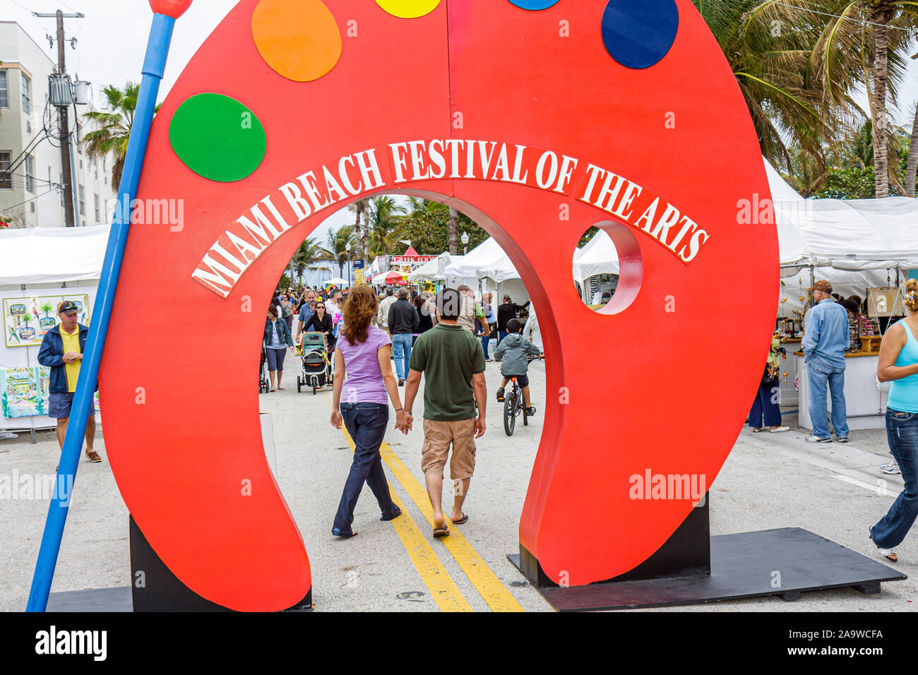 Miami Beach Florida, Festival de las Artes, artista, logotipo gigante de la comunidad, entrada, frente, FL100207046 Foto de stock