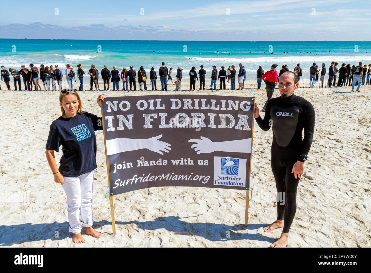 Miami Beach Florida,Surfrider Foundation,No Offshore Florida Oil Drilling protest,Black clothing representa aceite,sign,Atlantic Ocean,water,surf,FL10021 Foto de stock