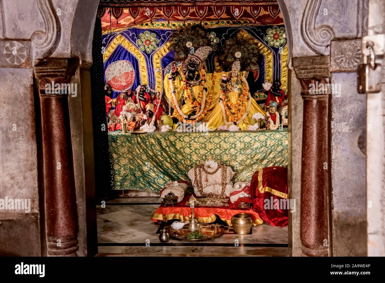 Reinando,deidades,Señor,Krishna,Diosa,Radha,adorado,en el templo Radha Gobinda ,,Gopiballvpur,Jhargram, Bengala Occidental, India.,hechas de piedra negra,oro,oth Foto de stock