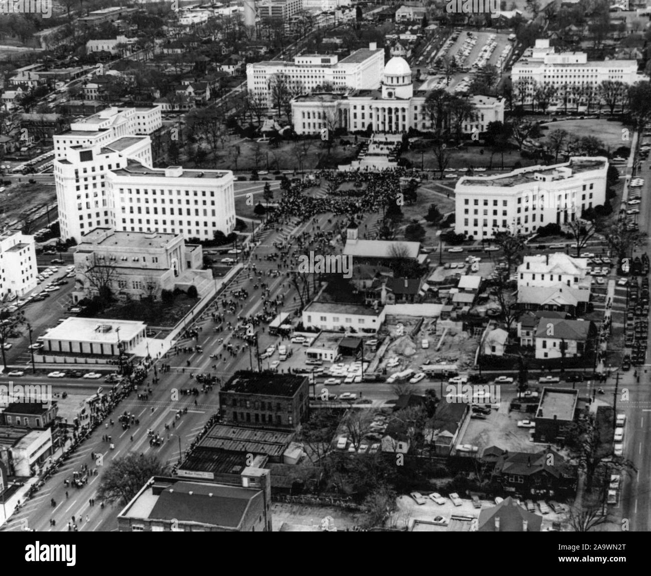Foto aérea de los derechos civiles de Selma a Montgomery marzo alcanzando el edificio del Capitolio de Alabama el 25 de marzo de 1965. (Ee.Uu.) Foto de stock