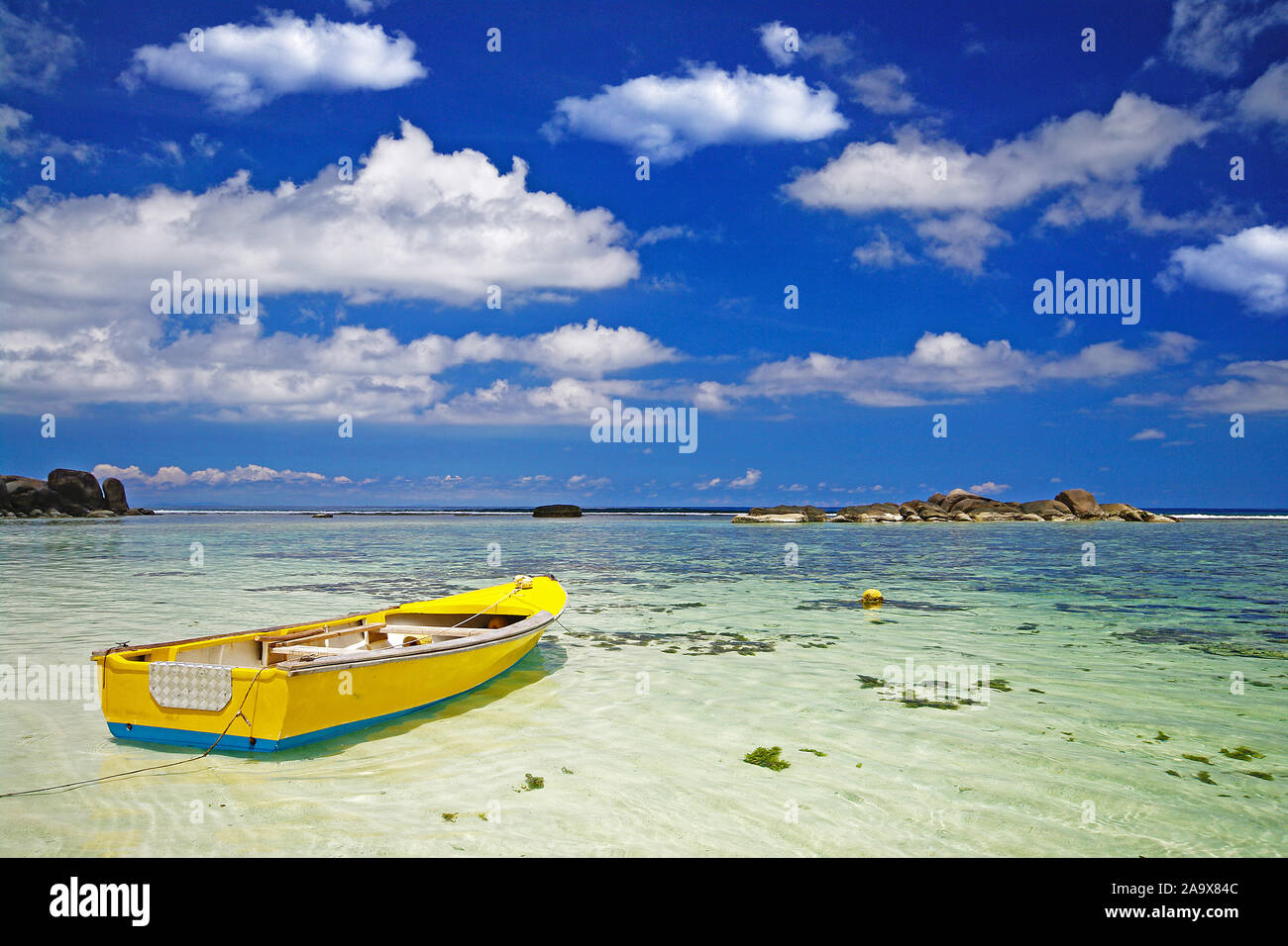 Buntes gelbes traditionelles Fischerboot am Strand der Anse Forbans, An der Südostküste tropisches Inselparadies der Hauptinsel Mahe, indischer Ozean, Foto de stock