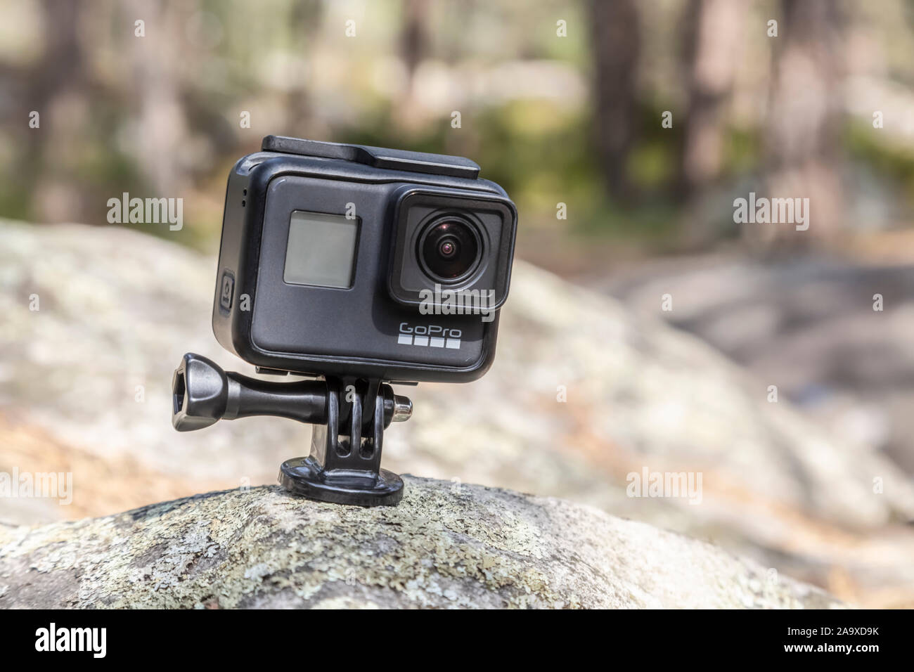 Fontainebleau, Francia - 01 de mayo de 2019: imagen ilustrativa de una acción  cámara GoPro Hero 7 Negro al aire libre sobre una roca en un bosque  Fotografía de stock - Alamy