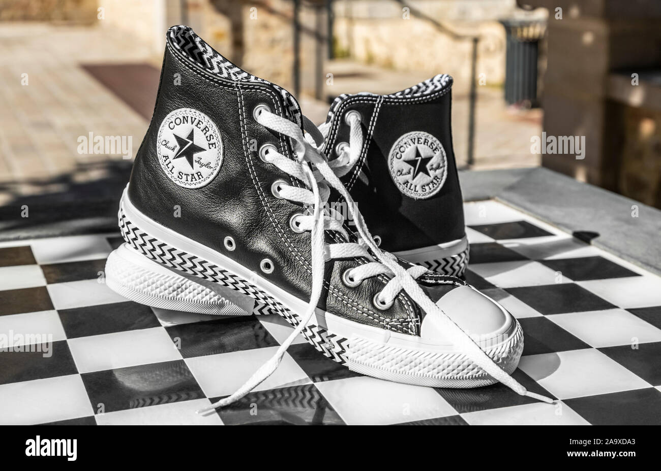 Chartres, Francia - Spetember 2, 2019: la imagen de un par de zapatillas  Converse All Star urbanas en una tabla de ajedrez en blanco y negro  Fotografía de stock - Alamy