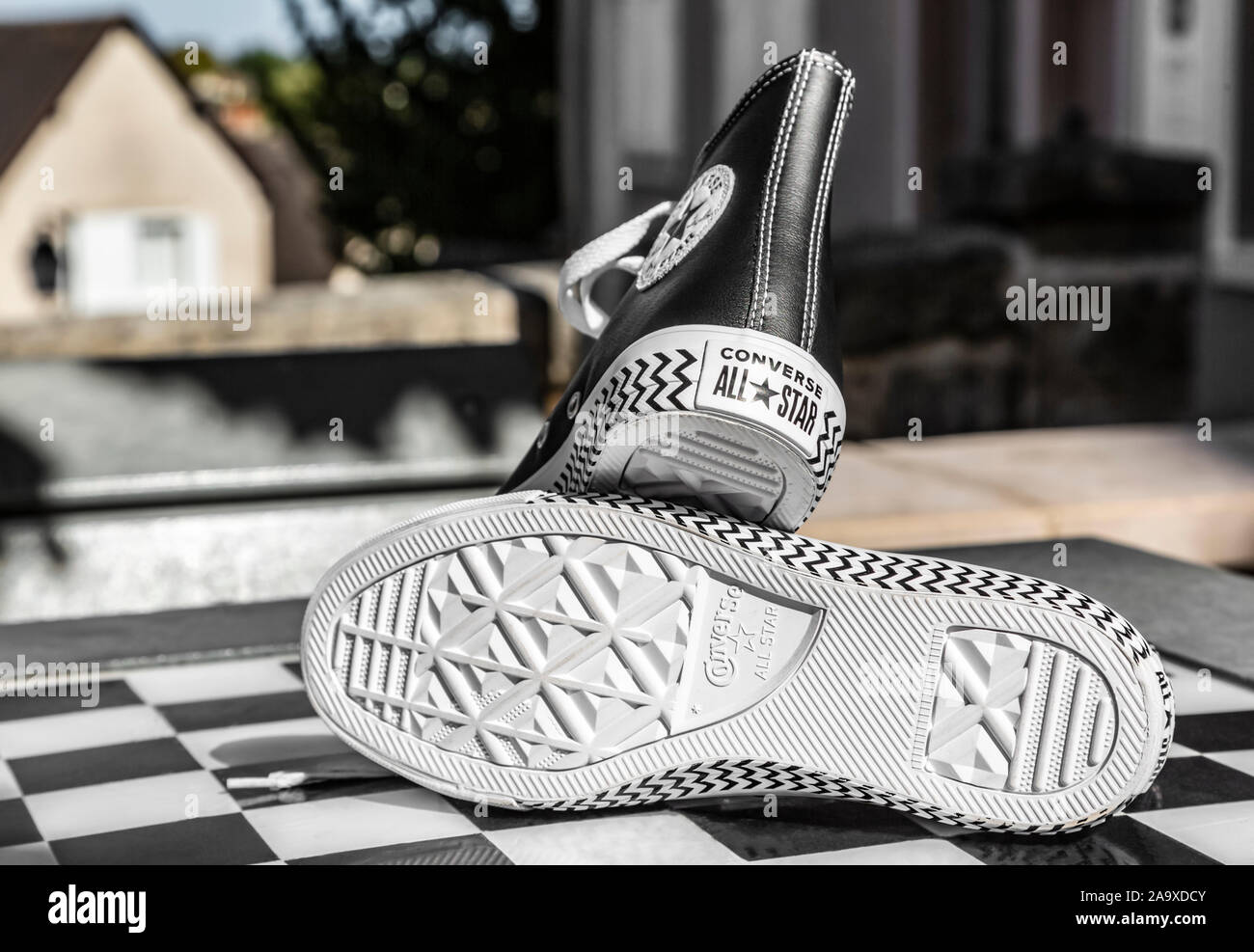 Chartres, Francia - Spetember 2, 2019: la imagen de un par de zapatillas  Converse All Star urbanas en una tabla de ajedrez en blanco y negro  Fotografía de stock - Alamy