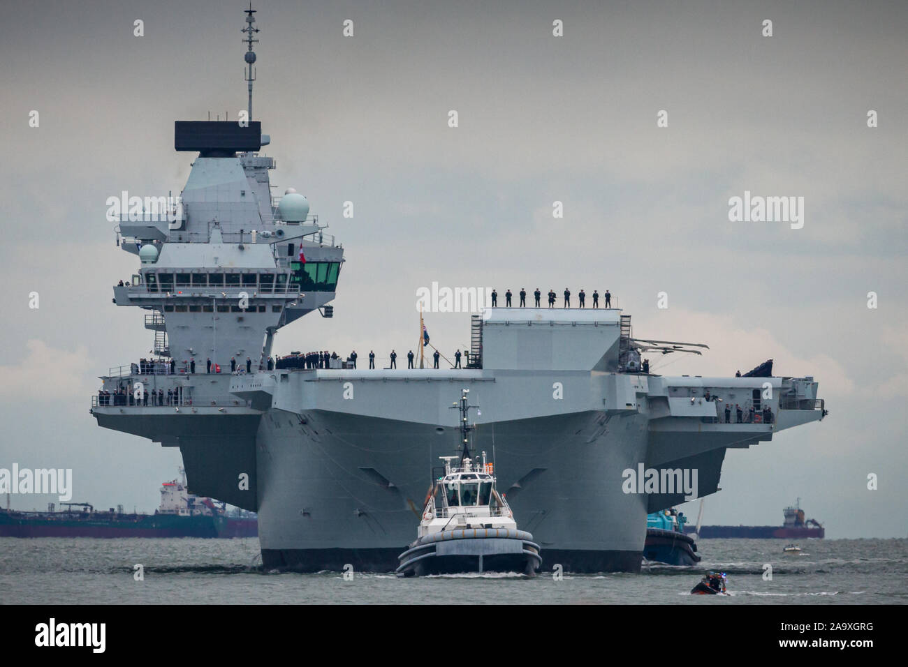 HMS Prince of Wales, la Royal Navy de segunda clase Queen Elizabeth portaaviones, velas en la Base Naval de Portsmouth por primera vez esta tarde, 16 de noviembre de 2019. El buque de guerra de 3.100 millones de libras esterlinas ha sido objeto de ocho semanas de pruebas de mar en el Moray Firth. Foto de stock