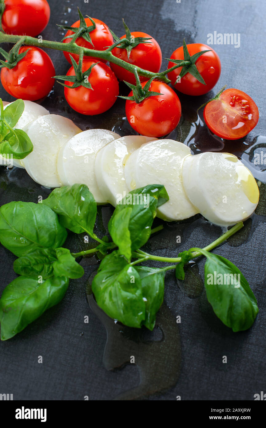 Comida italiana. La albahaca, mozzarella, tomate y aceite de oliva. Foto de stock