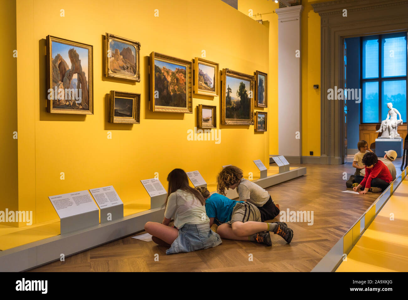 Los niños galería de arte, a la vista de los escolares copiando pinturas de paisajes del siglo XIX en el Nationalmuseum de Suecia, Estocolmo. Foto de stock