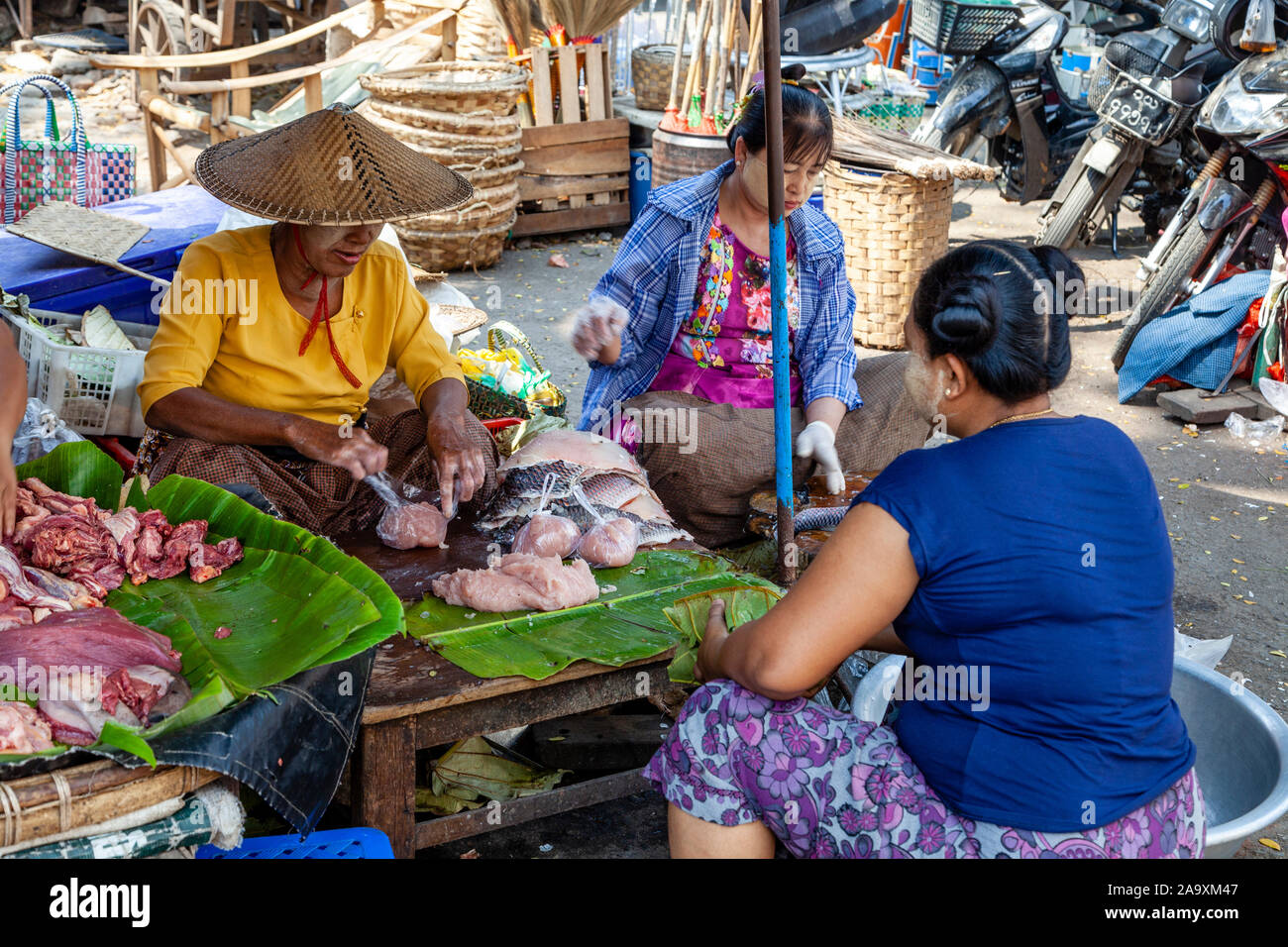 Mujeres birmanas vendiendo carne y pescado en un mercado callejero, Mandalay, Myanmar. Foto de stock