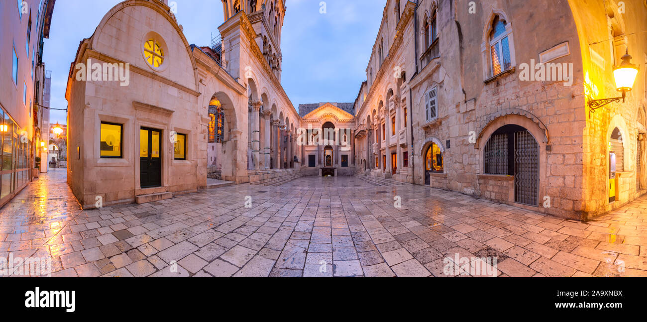 Vista panorámica del Peristilo, plaza central dentro del Palacio de Diocleciano en la parte vieja de la ciudad de Split, la segunda ciudad más grande de Croacia en la mañana Foto de stock