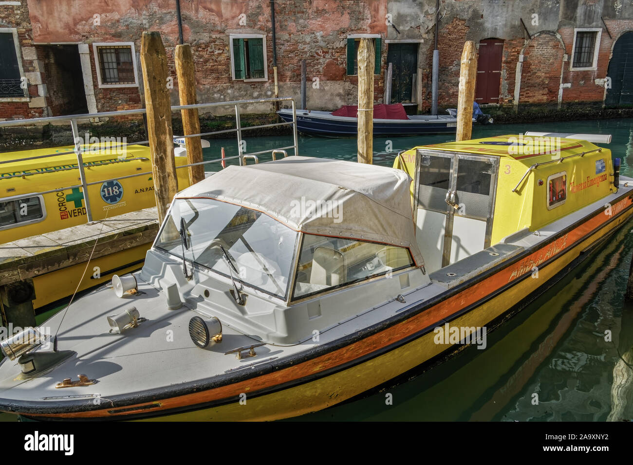 Venecia, Italia veneciano ambulancia agua amarrados en los canales. Venezia Emergenza medical barcos listos para ser utilizados en caso de emergencia. Foto de stock