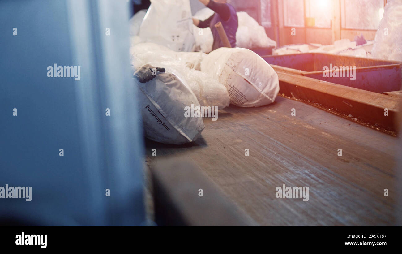 Clasificación y reciclaje de basura, el celofán, ordenar a los trabajadores  en una planta de reciclaje de basura Fotografía de stock - Alamy