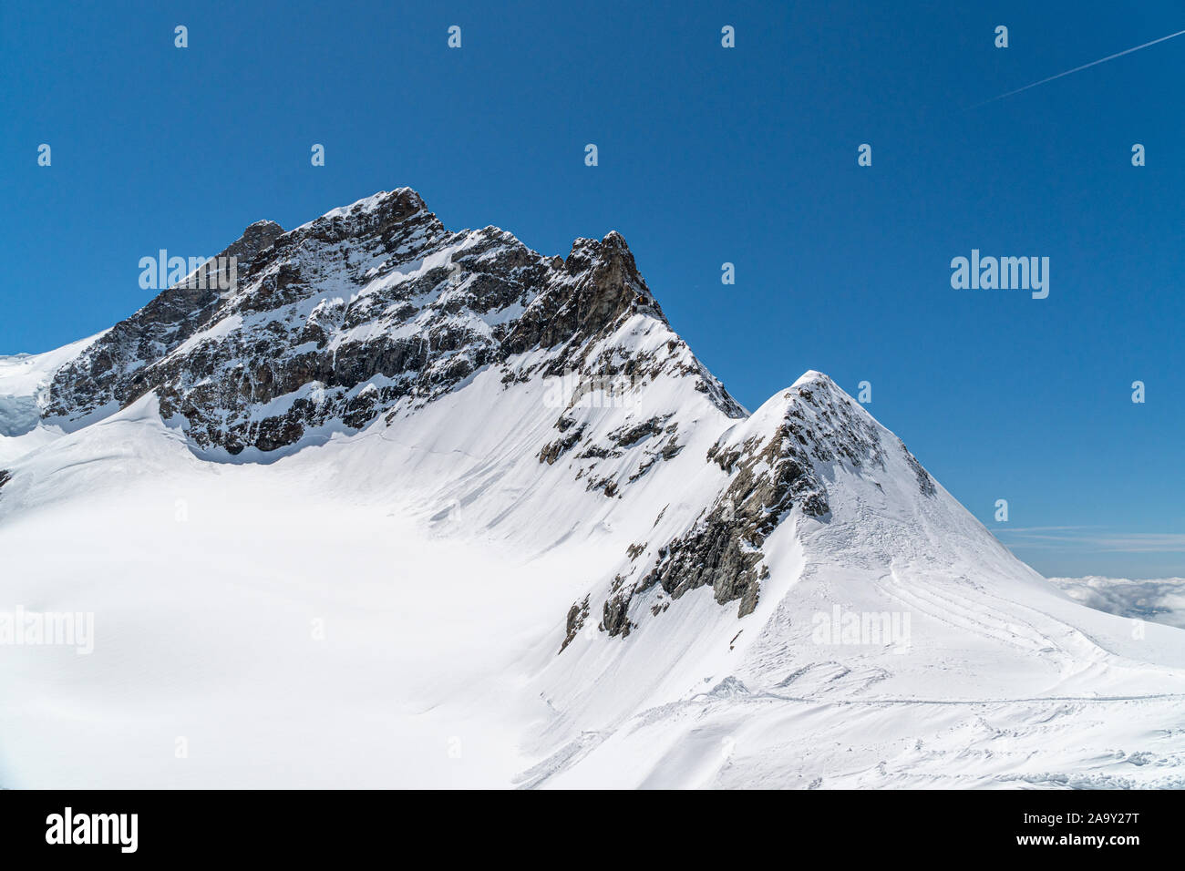 Vista panorámica sobre las montañas nevadas en invierno soleado por la tarde. Alpes Swiis durante el verano. Foto de stock